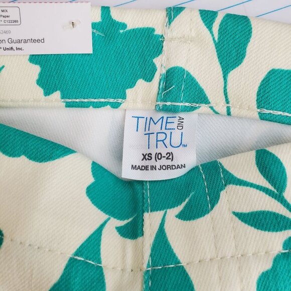 Time And Tru Womens XS Extra Small Stretch Fitted Capri Green Floral Print - Picture 4 of 7